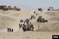 Authorities say banning full-face veils is necessary to root out IS militants hiding among the local people or refugees fleeing Mosul for camps in the surrounding desert, near Hammam Alil, Iraq, June 9, 2017. (H. Murdock/VOA)