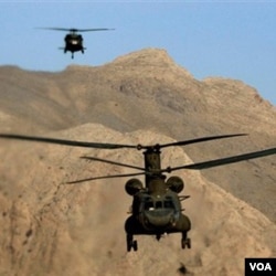 Dua helikopter Chinook milik NATO terbang di pegunungan Paktia, dekat provinsi Khost, Afghanistan.