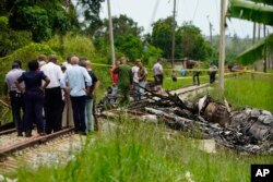 Rescue and search workers are pictured at the site where a Cuban airliner with more than 100 passengers on board plummeted into a field just after takeoff from the international airport in Havana, Cuba, May 18, 2018.