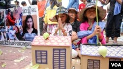 ការ​ប្រារព្ធ​ទិវា​សិទ្ធិ​លំនៅស្ថាន​ពិភព​លោក​លើក​ទី៣១​ ដើម្បី​សំដែង​ការ​មិន​ពេញ​ចិត្ត​ចំពោះ​ការ​រំលោភ​សិទ្ធិ​លំនៅស្ថានរបស់​ពួក​គេ ​នៅឯ​ទីលាន​ប្រជាធិបតេយ្យ​ កាល​ពី​ថ្ងៃ​ទី​១០ ខែតុលា​ ឆ្នាំ​២០១៦។​
