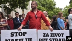 Protest u Podgorici zbog napada na novinarku.