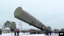 Rudal antarbenua Sarmat baru Rusia di lokasi yang dirahasiakan di Rusia. (Foto: via AP)