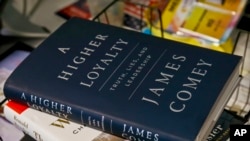 Buku "A Higher Loyalty: Truth, Lies and Leadership" yang ditulis oleh mantan Direktur Biro Investigasi Federal (FBI), James Comey, dipajang di New York, 13 April 2018. (Foto: dok).