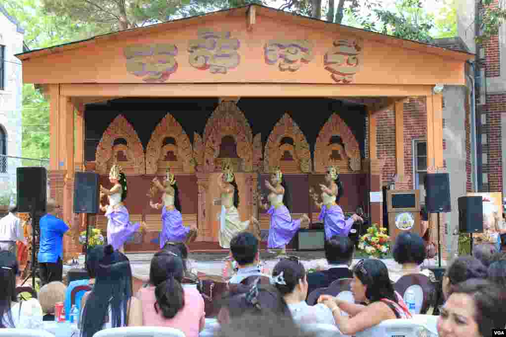 ការសម្ដែងរបាំអប្សរា ក្នុងកម្មវិធីចូលឆ្នាំខ្មែរ នៅរដ្ឋធានីវ៉ាស៊ីនតោន កាលពីថ្ងៃអាទិត្យ ទី៣០ ខែមេសា ឆ្នាំ២០១៧។ (ភី សុភាដា/VOA)