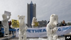 Активісти Greenpeace протестують перед будинком Газпрому