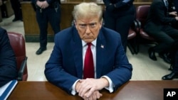 Trump za vrijeme suđenja koje je završilo tako što ga je porota proglasila krivim po 34 tačke optužnice.