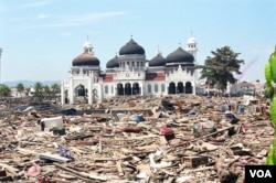 Masjid Raya Banda Aceh pasca tsunami. (Foto: VOA/Eva M)