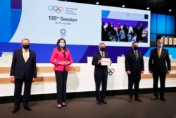 Presiden Komite Olimpiade Internasional Thomas Bach (tengah) berfoto bersama anggota delegasi Brisbane 2032, Presiden Komite Olimpiade Internasional Thomas Bach, tengah, berfoto bersama anggota delegasi Brisbane 2032, di Hotel Okura di Tokyo, Rabu, 21 Juli 2021. (Toru Hanai/Foto Kolam Renang via AP)