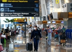 Para penumpang di Bandara Soekarno-Hatta, Tangerang, di tengah pandemi COVID-19, 4 Mei 2021. (Ajeng Dinar Ulfiana/Reuters)