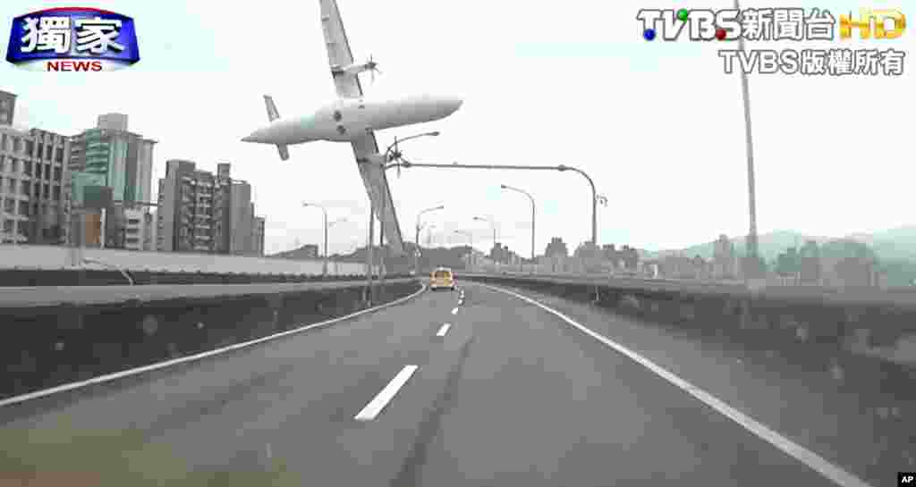 L&#39;image prise d&#39;une video de TVBS montre un avion commercial juste avant de se heurter contre une autoroute surélevée et s&#39;abîmer dans une rivière à Taipei avec 58 personnes à bord, mercredi 4 janvier 2015.