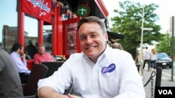Matt De Ferranti during an interview with VOA Khmer on the sidelines of a small post-election gathering with supporters and campaign staff at an Irish pub in Arlington, Va., June 12, 2018. De Ferranti won the county's Democratic primary elections with over 60% of the vote but said his rival Chanda Choun had made him a stronger candidate. (Sophat Soeung/VOA Khmer)