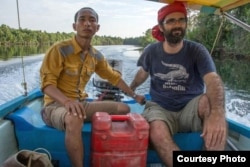 លោក​ Alex Gonzalez Davidson (ស្តាំ) ​ប្រធាន​អង្គការ​មាតា​ធម្មជាតិ​ (រូប​ថត​ផ្តល់​ឲ្យ​ពី​ហ្វេសប៊ុកលោក Alex Gonzalez)
