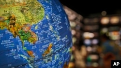 Sebuah globe (bola dunia) di toko buku di Beijing menunjukkan klaim kedaulatan pulau-pulau China dalam sembilan garis putus-putus di Laut China Selatan, 13 Juli 2018. (AP Photo/Andy Wong)