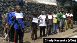 Des membres présumés de groupes armés présentés à la presse à Goma, le 1er août 2016. (VOA/Charly Kasereka)