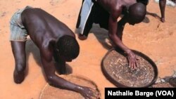 Des ex-rebelles du RUF en Sierra Leone dans une mine de diamants de Tongo Field en 2002. (VOA/ Nathalie Barge)