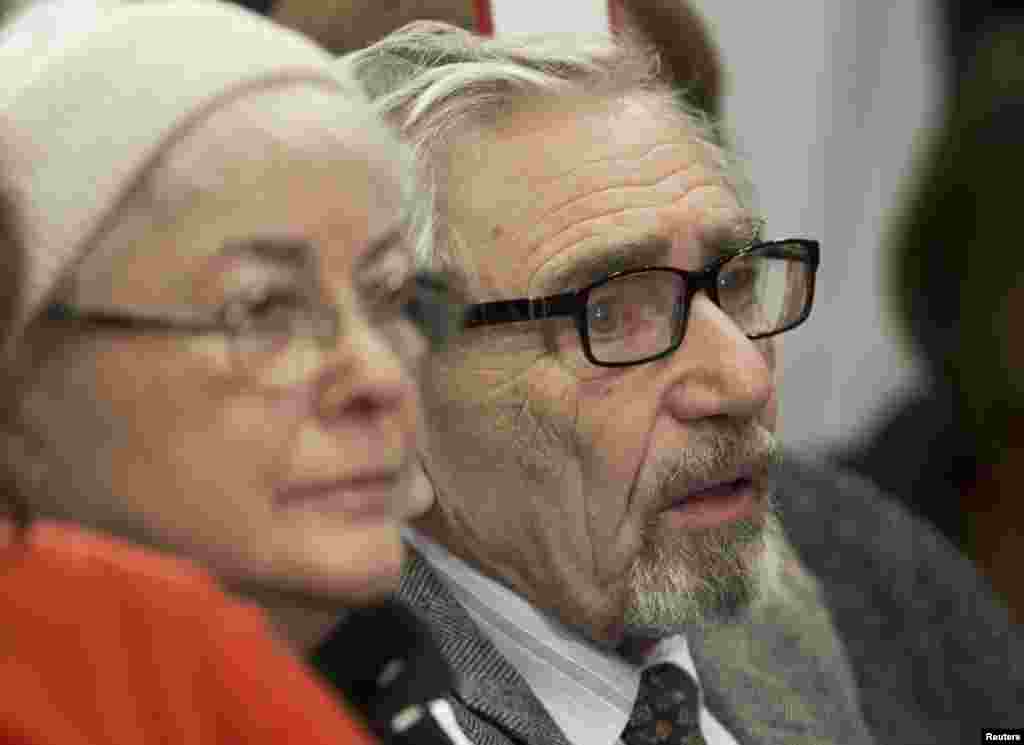 Marina and Boris Khodorkovsky, parents of freed Russian former oil tycoon Mikhail Khodorkovsky listen during his news conference in the Museum Haus am Checkpoint Charlie in Berlin, Germany, Dec. 22, 2013. 