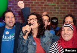 អ្នកស្រី Rashida Tlaib បេក្ខនារី​ខាងគណបក្ស​ប្រជាធិបតេយ្យ អបអរ​ជ័យជម្នះ​របស់​អ្នកស្រី​ជាមួយ​ម្តាយ​របស់​អ្នកស្រី នៅក្នុង​ពិធី​ជប់លៀង​នៅ​រាត្រី​បោះឆ្នោត​ពាក់កណ្តាល​អាណត្តិ​ប្រធានាធិបតី នៅក្នុង​ទីក្រុង Detroit រដ្ឋ Michigan នៅ​ថ្ងៃទី ៦ ខែវិច្ឆិកា ឆ្នាំ២០១៨។