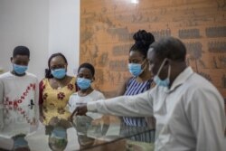 Les visiteurs sont vus à la maison brésilienne de Ouidah, le 4 août 2020.