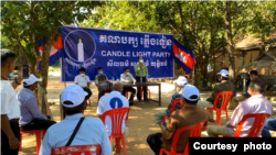 រូប​ឯកសារ៖ សកម្មភាព​ជួបជុំគ្នា​នៃ​សកម្មជន​និង​មន្រ្តី​របស់​គណបក្ស​ភ្លើងទៀន នៅ​សង្កាត់​សំបួរ ក្រុង​សៀមរាប នៅ​ថ្ងៃទី១៥ ខែវិច្ឆិកា ឆ្នាំ២០២១។ (រូបថត៖ គណបក្ស​ភ្លើង​ទៀន) 