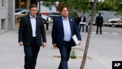 Fired Catalan vice president Oriol Junqueras, right, arrives at the national court in Madrid, Nov. 2, 2017.