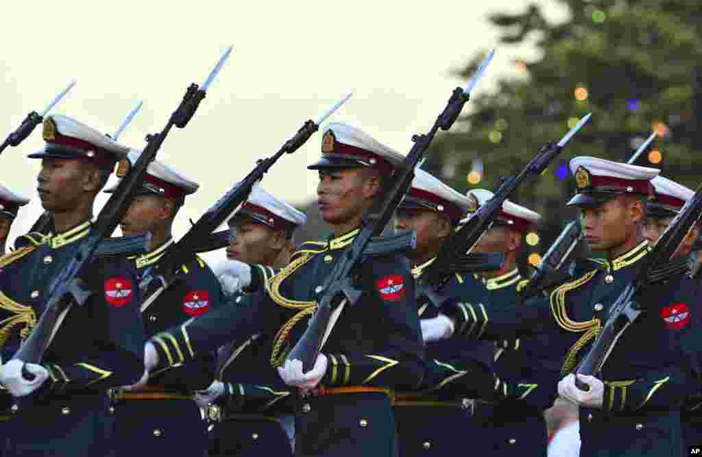 နေပြည်တော်မှာ ရှိတဲ့ မြို့တော်ခမ်းမရှေ့ ဇန်နဝါရီလ မနက် ၄ နာရီ ၂၀ မိနစ် အချိန်ကကျင်းပတဲ့ ၆၈ နှစ်မြောက် လွတ်လပ်ရေးနေ့ အခမ်းအနား