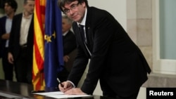 Presiden Catalonia Carles Puigdemont menandatangani deklarasi kemerdekaan di Parlemen Wilayah Catalan di Barcelona, Spanyol, 10 Oktober 2017.
