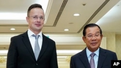 លោក Peter Szijjarto រដ្ឋ​មន្ត្រី​ការ​បរទេស​ហុងគ្រី ជួបគួរសមជាមួយលោក ហ៊ុន សែន នាយករដ្ឋមន្ត្រីកម្ពុជា នៅវិមានសន្ដិភាព រាជធានីភ្នំពេញ កាលពីថ្ងៃទី៣ ខែវិច្ឆិកា ឆ្នាំ២០២០។