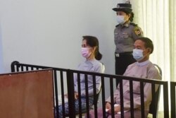 Foto selebaran ini diambil pada 24 Mei 2021 dan dirilis oleh Kementerian Informasi Myanmar pada 26 Mei menunjukkan pemimpin sipil yang ditahan Aung San Suu Kyi (kiri) dan presiden Win Myint (kanan) yang ditahan selama persidangan pertama mereka di Naypyidaw. (Foto: AFP)
