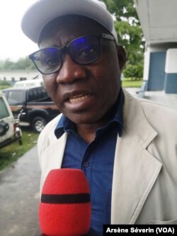 Jean Mermoz Youndouka parle de l'incidence considérable de la moustiquaire imprégnée sur la réduction des cas de paludisme, à Kinkala, le 15 octobre (VOA/Arsène Séverin)