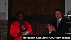 Benjamin Kamulete reçoit le trophée initiative climat pendant la COP 22 au Maroc. Photo non datée.