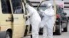 Zdravstveni radnici u blizini kosovskog Medicinskog centra (Foto: REUTERS/Laura Hasani)