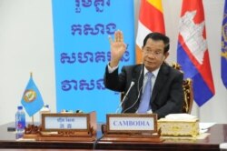លោក​នាយករដ្ឋមន្ត្រី ហ៊ុន សែន ដែល​ជា​ប្រធានគណបក្សប្រជាជនកម្ពុជា ថ្លែងសុន្ទរកថា​តាម​ប្រព័ន្ធ​វីដេអូ​អនឡាញ ក្នុងកិច្ចប្រជុំកំពូលរវាងថ្នាក់ដឹកនាំនៃគណបក្សកុម្មុយនីស្តចិន និងគណបក្សនយោបាយលើពិភពលោក កាល​ពី​ថ្ងៃទី៦ ខែកក្កដា ឆ្នាំ២០២១។ (Facebook/Samdech Hun Sen, Cambodian Prime Minister)