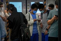 Siswa bermain game online di dalam kereta bawah tanah di Beijing, Selasa, 14 September 2021.