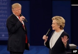 រូបឯកសារ៖ លោក Donald Trump និងលោកស្រី Hillary Clinton ក្នុងអំឡុងពេលជជែកតទល់គ្នា នៅមុន​ការបោះឆ្នោត​ប្រធានាធិបតី​សហរដ្ឋអាមេរិក​នៅឆ្នាំ២០១៦។