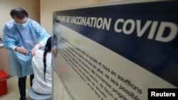 Seorang tenaga medis disuntik vaksin Pfizer-BioNTech di Rumah Sakit CHR Centre Hospitalier Regional de la Citadelle, Liege, Belgia, 1 Februari 2021. (Foto: dok).