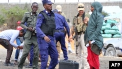 La police somalienne sur les lieux d'un attentat dans la capitale, Mogadiscio, le 1er octobre 2018.