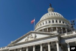 Američka zastava vijori se na zgradi Kongresa u Washingtonu.