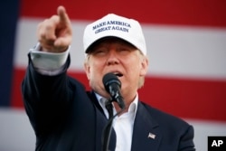 លោក Donald Trump បេក្ខជន​ប្រធានាធិបតី​មក​ពី​គណបក្ស​សាធារណរដ្ឋ នៅរដ្ឋ Florida កាលពី​ថ្ងៃទី២ ខែវិច្ឆិកា ឆ្នាំ២០១៦។