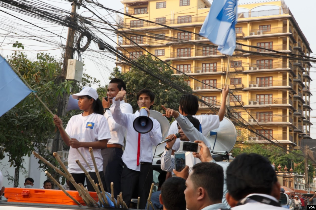 A leader of the self-claim university students, Srey Chamroeun talks to journalists through a loud-speaker explaining his petition in front to Kem Sokha's house. The group took series of protests against the leaked sexual scandal. (Leng Len/VOA Khmer)