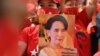 Seorang migran memegang foto Aung San Suu Kyi dalam aksi unjuk rasa di luar Kedutaan Myanmar di Bangkok, 1 Februari 2021. (Foto: dok).