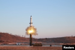 김정은 국무위원장이 12일 북한의 신형 중장거리 전략탄도미사일(IRBM)인 '북극성 2형' 시험발사를 현지지도했다고 조선중앙통신이 13일 보도했다.