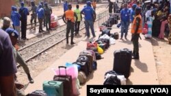 Des pèlerins à la gare du train de Magal, à Touba, Sénégal, 8 novembre 2017. (VOA/Seydina Aba Gueye)