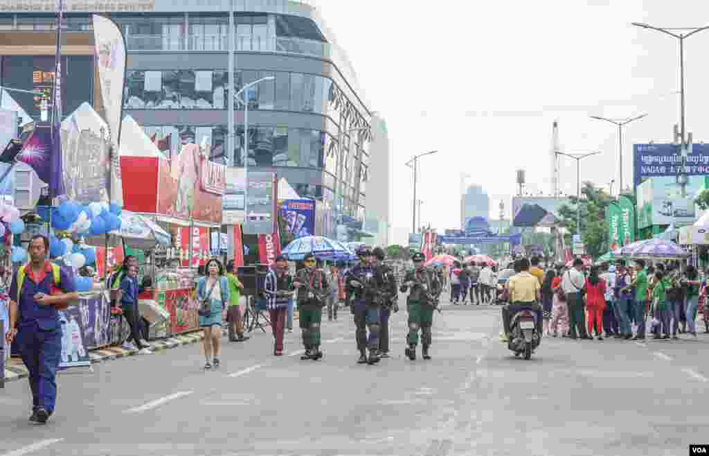 ទិដ្ឋភាពបុណ្យអុំទូក អកអំបុក បណ្តែតប្រទីប នៅក្នុងរាជធានីភ្នំពេញកាលពីរសៀលថ្ងៃទី១១ ខែវិច្ឆិកា ឆ្នាំ២០១៩។ (ខាន់ សុគុំមនោ/VOA)