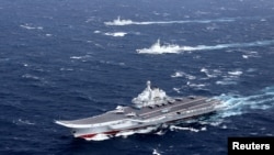 នាវា​ដឹក​យន្តហោះ​ចម្បាំង​ Liaoning របស់​ប្រទេស​ចិន​ធ្វើ​លំហាត់​សម​ប្រយុទ្ធ​នៅ​តំបន់​សមុទ្រ​ចិន​ខាង​ត្បូង ក្នុង​រូបថត​ថត​បាន​កាល​ពីខែ​ធ្នូ ឆ្នាំ​២០១៦។