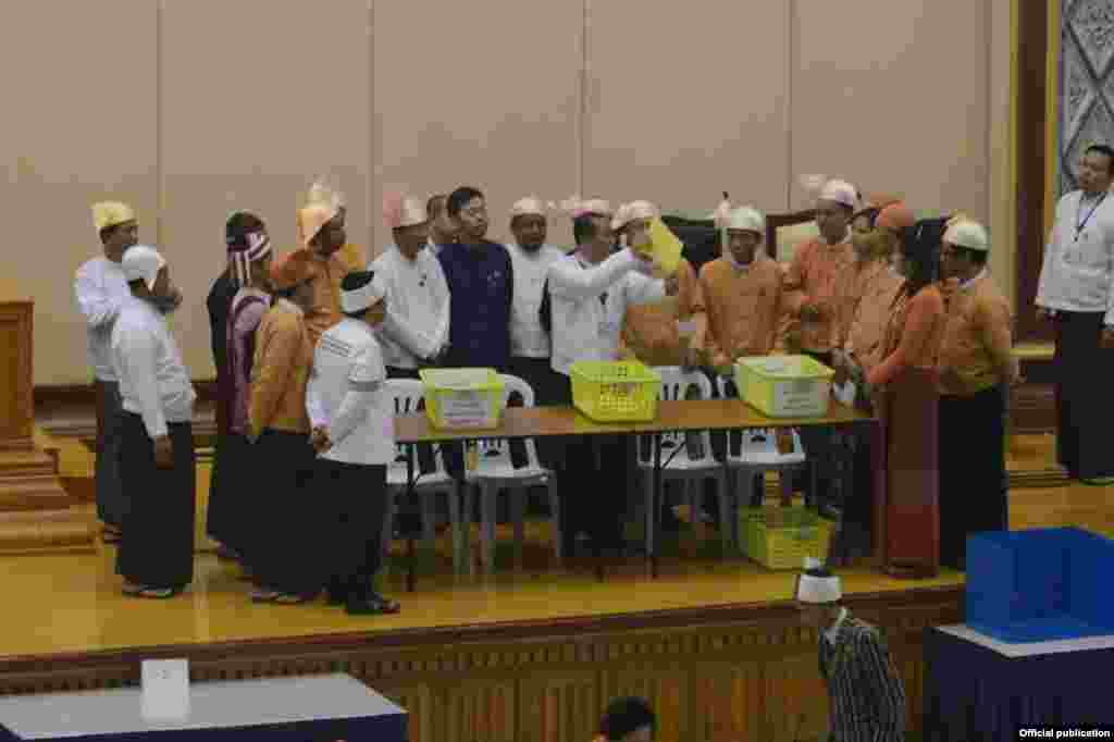 အမျိုးသားလွှတ်တော် ဥက္ကဋ္ဌ မန်းဝင်းခိုင်သန်း က ကြီးကြပ်ဆောင်ရွက်တဲ့ ရွေးကောက်ခံ အမျိုးသားလွှတ်တော် ကိုယ်စားလှယ်များ အစုအဖွဲ့ ဒုတိယသမ္မတရွေးချယ်တင်မြှောက်ခြင်း