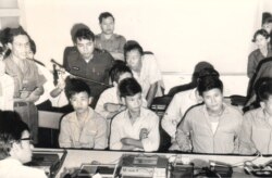 លោក ឆាំង​ សុង ពាក់​អាវ​ទាហាន​ឈរ​ខាង​ឆ្វេង​ដៃ លោក អំ រ៉ុង​ អ្នក​នាំពាក្យ​របស់​លោក​លន់​ នល់ នៅ​សន្និសីទ​សារព័ត៌មានមួយ​សម័យ​សាធារណរដ្ឋ​ខ្មែរ។ (បណ្ណសារមជ្ឈមណ្ឌលឯកសារកម្ពុជា/បណ្តុំឯកសារ លន់​ នល់)