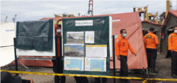 Papan pengumuman di posko JICT 2. (Foto: VOA/Sasmito Madrim)
