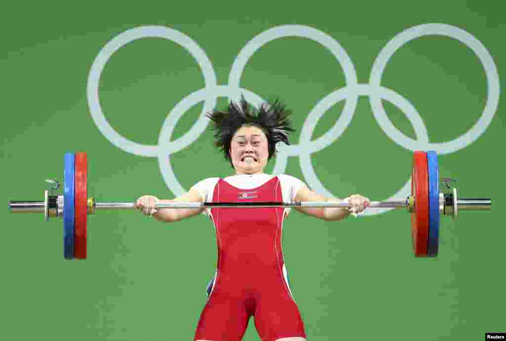Choe Hyo Sim of North Korea competes in the women's 63kg weightlifting final at the Rio Olympics in Rio de Janeiro, Brazil, Aug. 9, 2016.
