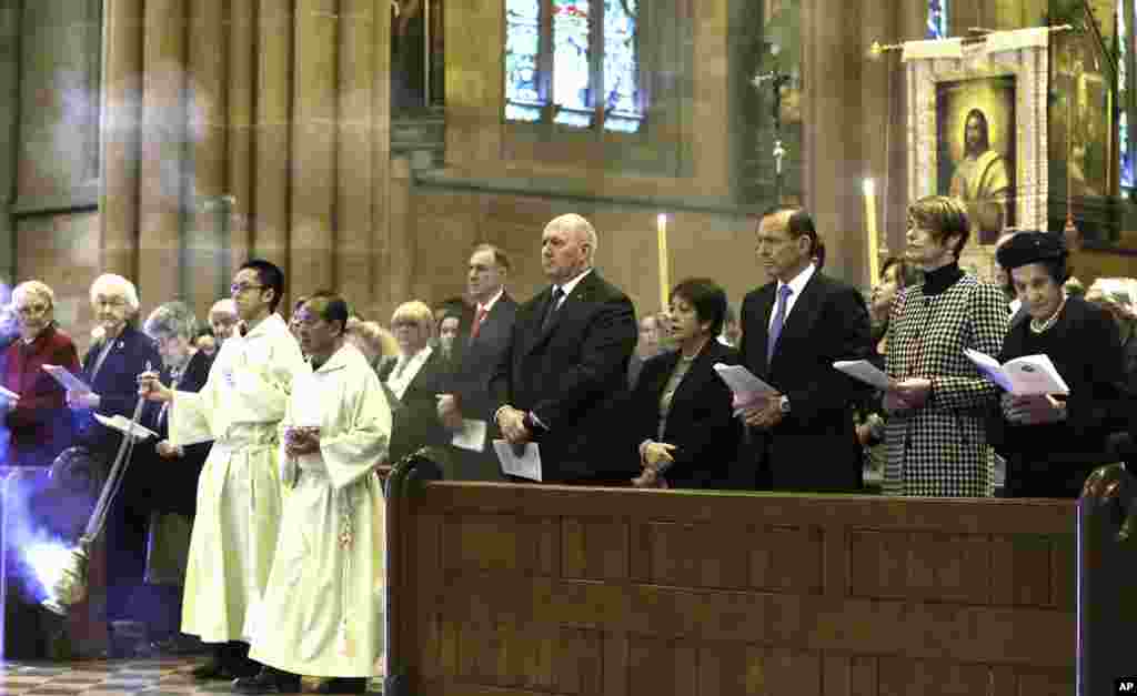 Dari kanan: Gubernur New South Wales Marie Bashir, Margie Abbott, PM Australia Tony Abbott, Lady Lynne Cosgrove dan Gubernur Jenderal Sir Peter Cosgrove menghadiri misa di Katedral St. Mary untuk menghormati para korban jatuhnya pesawat Malaysia Airlines penerbangan MH17, di Sydney, Australia (20/7).&nbsp;(AP/Rob Griffith)