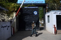 ایک سیکیورٹی اہل کار ہرات میں قائم جیل کھے باہر ڈیوٹی دے رہا ہے، فائل فوٹو